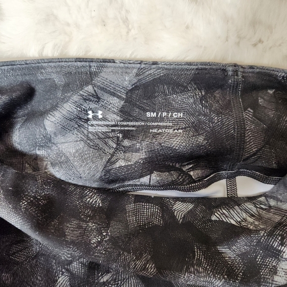 Under Armour Compression Heatgear Gray Abstract Cropped Leggings- Size S - Picture 6 of 8